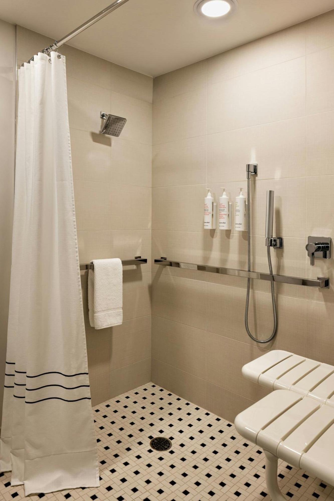 Oshkosh Marriott Waterfront Hotel & Convention Center Екстериор снимка