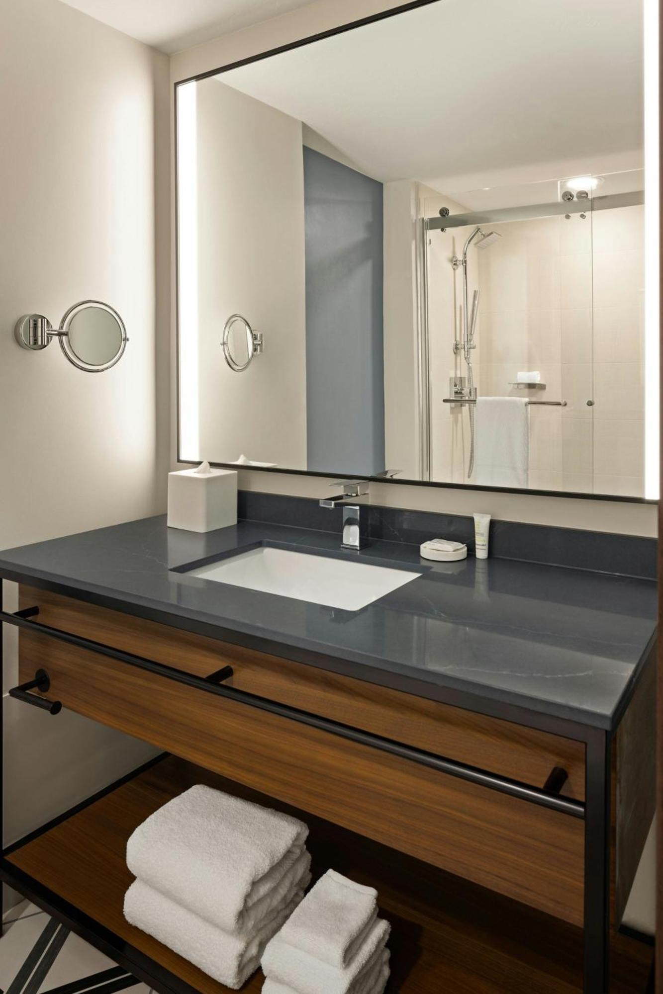 Oshkosh Marriott Waterfront Hotel & Convention Center Екстериор снимка