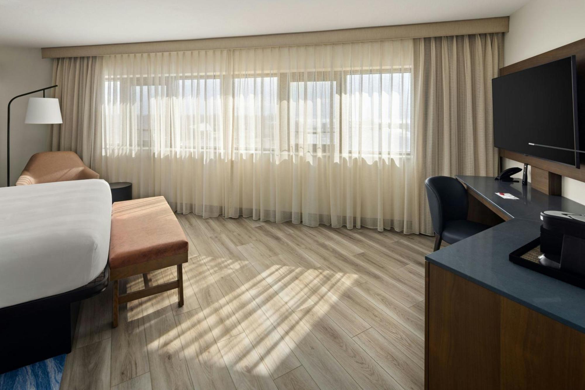 Oshkosh Marriott Waterfront Hotel & Convention Center Екстериор снимка