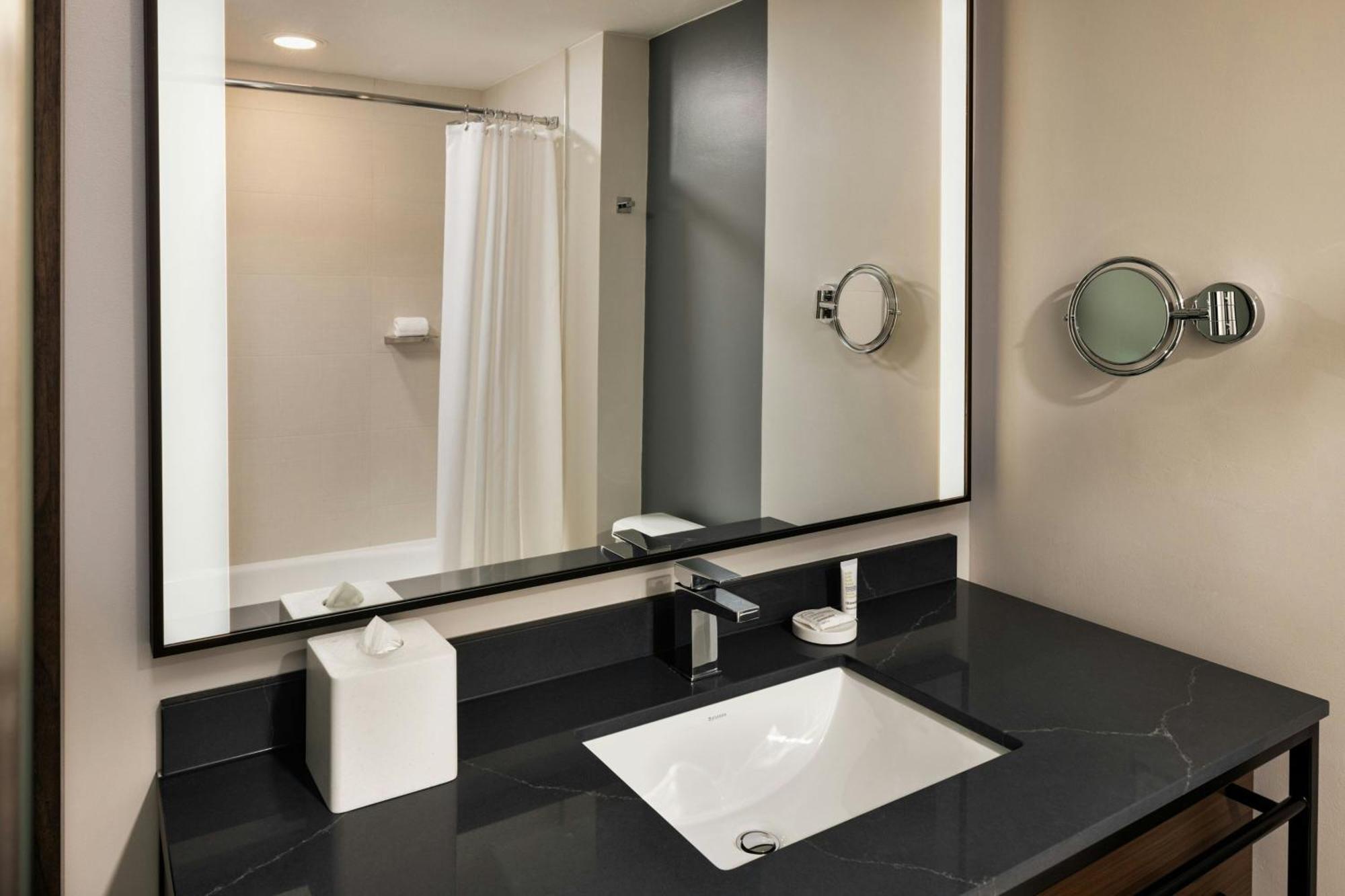Oshkosh Marriott Waterfront Hotel & Convention Center Екстериор снимка