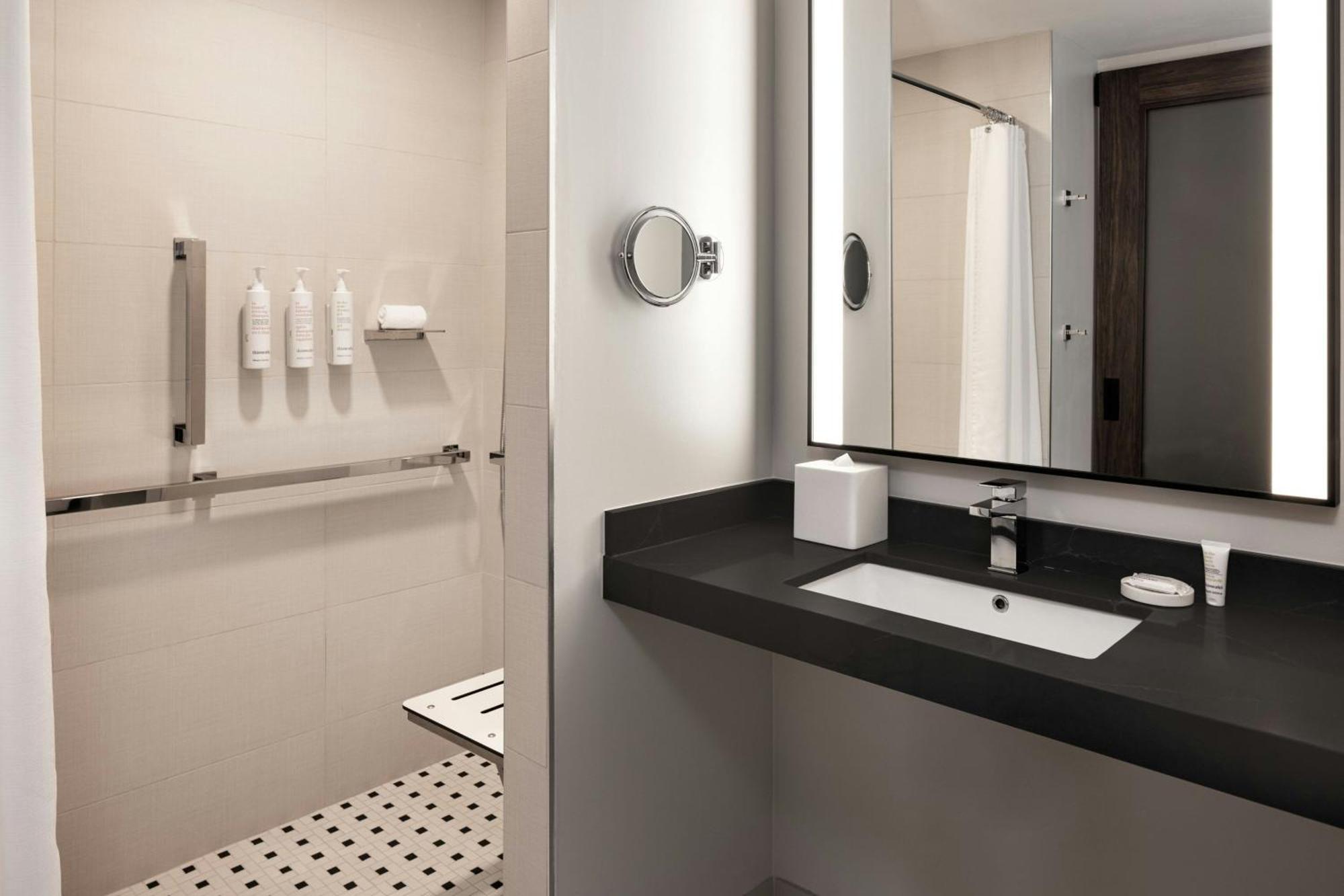 Oshkosh Marriott Waterfront Hotel & Convention Center Екстериор снимка