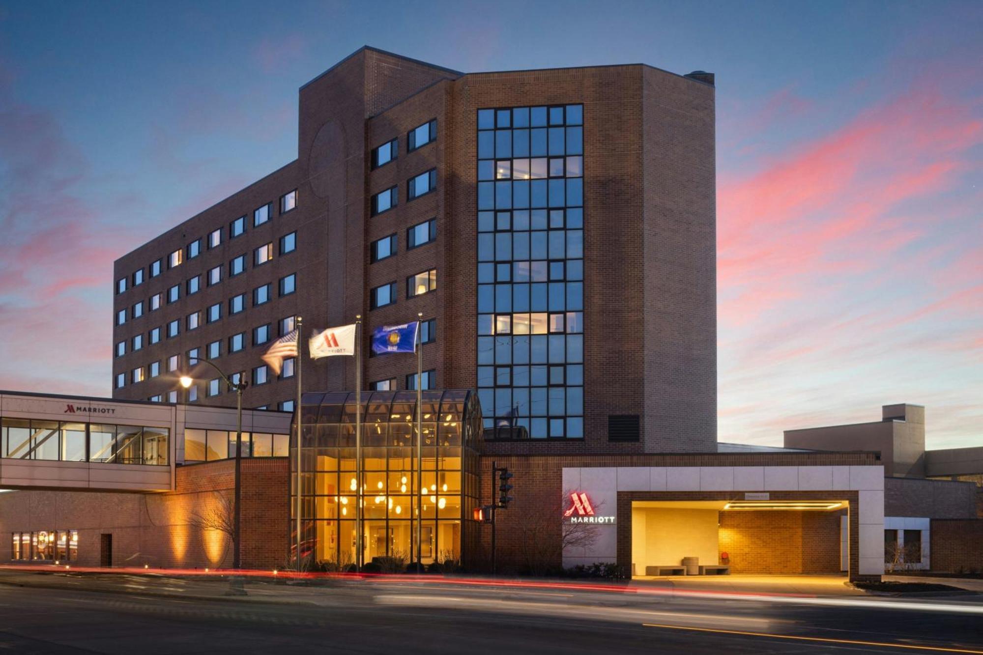 Oshkosh Marriott Waterfront Hotel & Convention Center Екстериор снимка