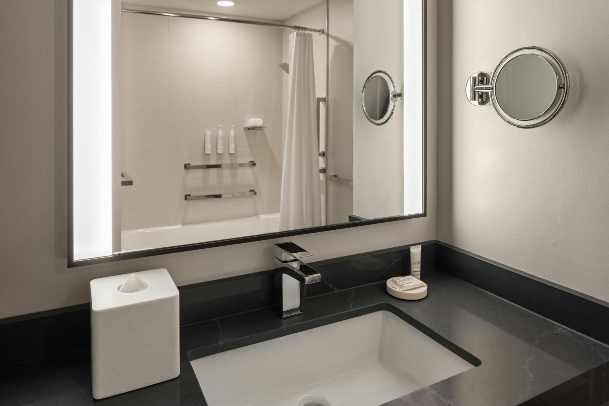 Oshkosh Marriott Waterfront Hotel & Convention Center Екстериор снимка